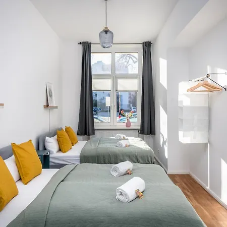 Sonnig&helle Alexanderplatz In 15min Zu Erreichen, Herthastraße Sehr Schön Und Groß Für Gruppen Geeignet