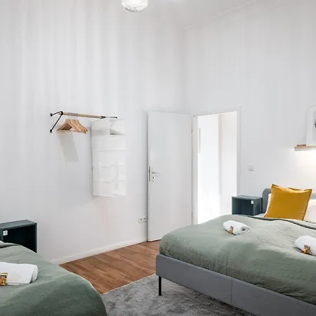 Sonnig & Helle Alexanderplatz In 15min Zu Erreichen, Herthastrasse Sehr Schoen Und Gross Fuer Gruppen Geeignet *