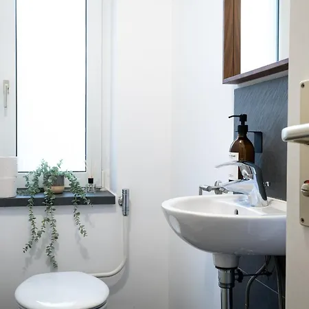 Sonnig & Helle Alexanderplatz In 15min Zu Erreichen, Herthastrasse Sehr Schoen Und Gross Fuer Gruppen Geeignet