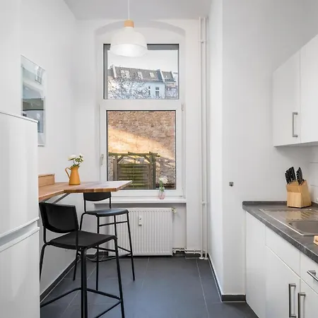 Sonnig & Helle Alexanderplatz In 15min Zu Erreichen, Herthastrasse Sehr Schoen Und Gross Fuer Gruppen Geeignet Appartement *