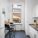 Sonnig Alexanderplatz: Spacious Group-friendly Apartment *